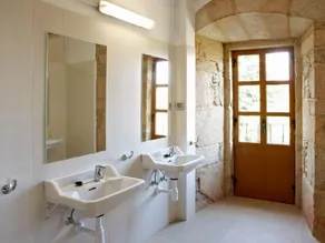 Albergue Monasterio de La Magdalena - Bathroom