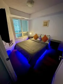 Core Downtown Toronto-8 Sleeper-6 Beds-2 Bathrooms-Washrooms-Free Parking-CN Tower-Ripleys Museum-Blue Jays Stadium-Rogers Centre-Scotia Arena-MTCC-In front-Gym-Pool-Jacuzzi Sauna-Filter Drinking Water-WiFi-Cot - Værelse