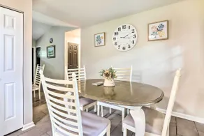 Peaceful Beaufort Home w/ Front Porch + Grill - Interiör