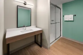 ECHO Suites Extended Stay by Wyndham Houston Pasadena Fwy Pl - Bathroom