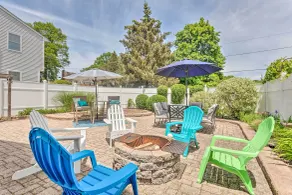 South Kingstown Vacation Rental: 2 Mi to Beach! - Innvendig
