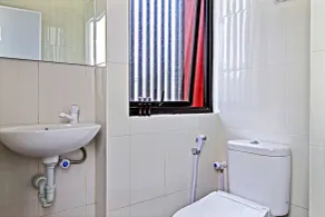 RedDoorz Plus near Grand Indonesia Jakarta - Bathroom