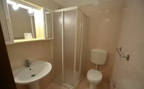 Cozy Flat With Terrace and Pool Access - Bathroom