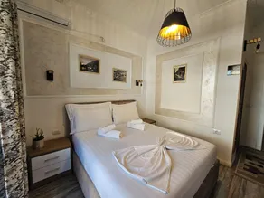 VILA HK- is a family-run stay designed to welcome you like friends Located in the heart of KRUJE,it offers comfort,peace,and privacy to make you feel right at home Enjoy free public parking Taxi service,local guides and traditional breakfast included - Room