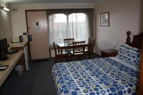 Raglan Motor Inn - Image 1
