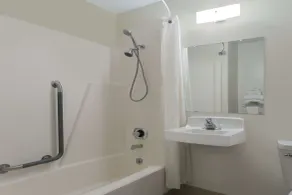 Super 8 by Wyndham Wisconsin Dells - Salle de bain