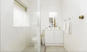 Foreshore Motor Lodge - Bathroom