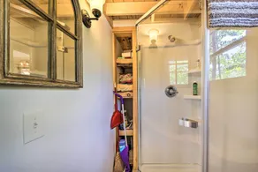 Quaint Oakland Getaway on East Pond Lake! - Badrum