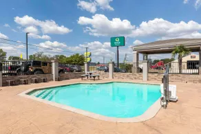 Quality Inn & Suites Groesbeck North - Pool