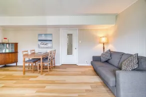 Walk to Poplar Beach: Cozy Coastal Getaway w/ Yard - Intérieur