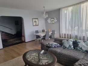 Serene 4-bedroom House Rental in Historic Rīga - Sala de estar