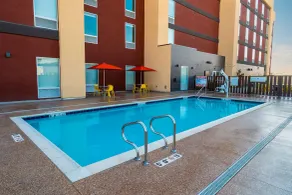 Home2 Suites by Hilton Bakersfield - Pool