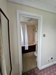 Marsh Farm Hotel - Baño