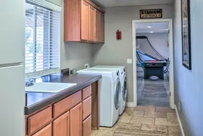 Modern Glendale Desert Destination w/ Patio! - Interiør