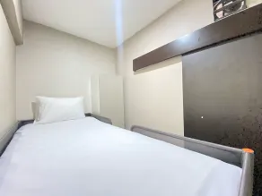 Cozy Furnished 2BR Apartment at Grand Asia Afrika By Travelio - Habitación