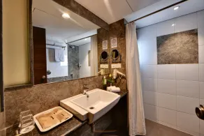 Click Hotel Vadodara 400 Mtr from Railway Station - Salle de bain