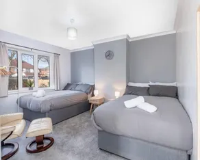 Charming 3-Bedroom Wolverhampton Home with Private Hot Tub - Zimmer