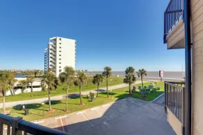 Poolblick & Entspannung am Strand: Galveston Condo! - Innenbereich