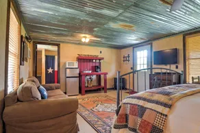 On 60-Acre Farm w/ Pond: Charming Carmine Studio! - Værelse