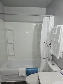 Moosomin Country Squire Inn - Bathroom