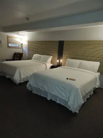 Sugarcreek Village Inn - Room