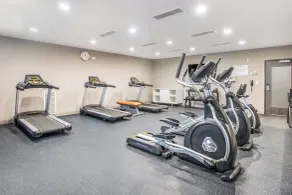 Holiday Inn Express & Suites Tulsa East - Catoosa by IHG - Sala de fitness