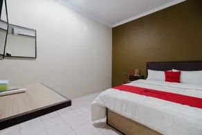 RedDoorz near Cikampek Mall Karawang - Room