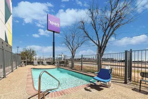 Spark by Hilton Selma - Piscine