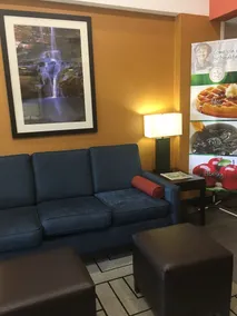 Quality Inn & Suites Malvern - Lobby sitting area