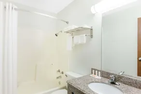 Super 8 by Wyndham Sallisaw - Bathroom