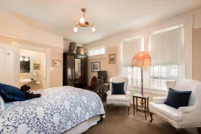 O Canada House Bed & Breakfast - Room