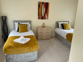 3-bed Semi-detached House, Wifi, Parking, Outdoor Space - Room