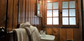 Rundle Chalets - Bathroom