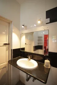 Holi-Wood Guesthouse - Bathroom