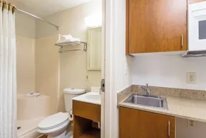 HomeTowne Studios by Red Roof Houston - West Oaks - Energy Corridor - Bathroom