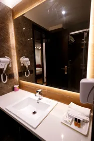 Hotel City Pride - Bathroom