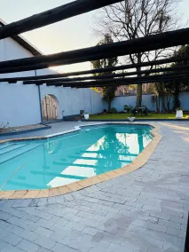 Airport Continental Guest House - Piscina