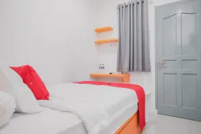 RedDoorz @ Jalan Sukabangun 2 Palembang - Habitación