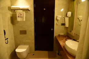 OM Clarks Inn Raebareli - Badezimmer