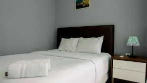 Classy 2BR Apartment at Menteng Park with City View By Travelio - Værelse