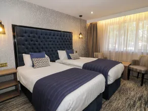 Twin Hotel Room - Camera