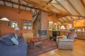 Hillside Home w/ Deck & Views of Tomales Bay! - Interiör