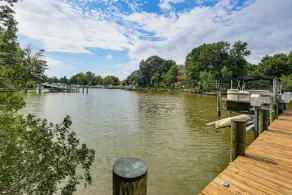 Waterfront Estate w/ Game Room & Dock! - Interiör