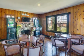 Unit 7: Bagnell Strip Adventure Hub, Patio & Views - Innvendig