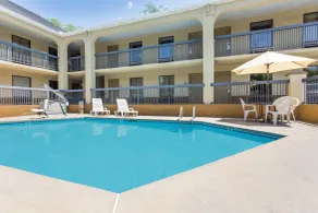 Days Inn by Wyndham Elberton - Pool