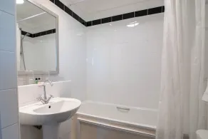 Honest Lawyer Hotel - Bathroom