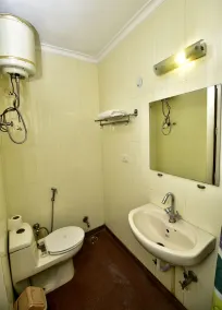 2BHK Comfortable Furnished Serviced Apartments in Hauz Khas - Woodpecker Apartments - Bathroom