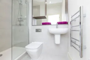 Deluxe Heathrow Apartments & Parking - Badezimmer