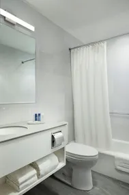 The Melrose Hotel - Bathroom