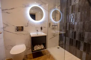Brisbane House Hotel - Bathroom
